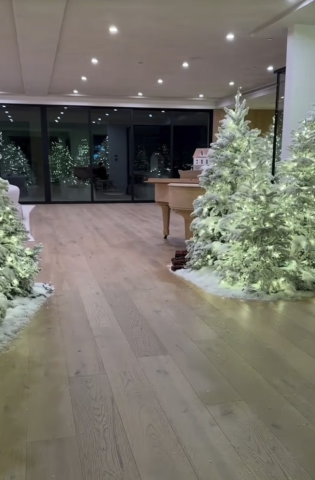 Jika satu pohon Natal dibanderol sekitar US$ 200, maka total biaya dekorasi Kim diperkirakan menembus 20 ribu dolar AS atau lebih dari Rp 334 juta.  Foto: dok. Instagram @kimkardashian
