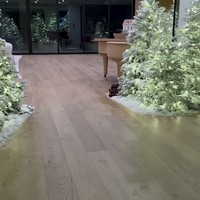 Jika satu pohon Natal dibanderol sekitar US$ 200, maka total biaya dekorasi Kim diperkirakan menembus 20 ribu dolar AS atau lebih dari Rp 334 juta.  Foto: dok. Instagram @kimkardashian