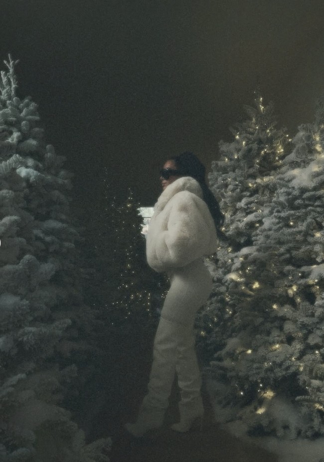 Bukannya mendapatkan pujian, dekorasi tersebut justru memicu gelombang kritik. Banyak warganet menilai aksi Kim sebagai simbol konsumsi berlebihan, terutama di tengah kondisi ekonomi yang sulit bagi “Sementara banyak orang bahkan tidak mampu membeli makanan. Jika ada manusia ‘tidak peka’ maka dialah,” kritik netizen. Foto: dok. Instagram @kimkardashian