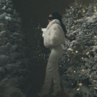 Bukannya mendapatkan pujian, dekorasi tersebut justru memicu gelombang kritik. Banyak warganet menilai aksi Kim sebagai simbol konsumsi berlebihan, terutama di tengah kondisi ekonomi yang sulit bagi “Sementara banyak orang bahkan tidak mampu membeli makanan. Jika ada manusia ‘tidak peka’ maka dialah,” kritik netizen. Foto: dok. Instagram @kimkardashian