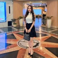 Tampil dengan gaya klasik perpaduan hitam-putih, bintang film ‘Rumah Iblis’ ini tampak membawa tas Hermes Kelly hitam. Foto: Instagram/@aurakasih