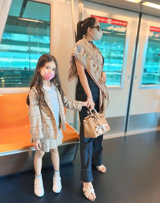 Liburan bareng putri sematawayangnya, Aura Kasih memilih gaya casual dengan T-shirt dan scarf. Kali ini gayanya dilengkapi dengan Hermes Birkin dan sandal, juga dari brand yang sama. Foto: Instagram/@aurakasih