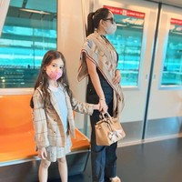 Liburan bareng putri sematawayangnya, Aura Kasih memilih gaya casual dengan T-shirt dan scarf. Kali ini gayanya dilengkapi dengan Hermes Birkin dan sandal, juga dari brand yang sama. Foto: Instagram/@aurakasih