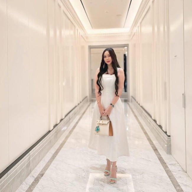 7 Gaya Chic Aura Kasih, Pakai Koleksi Tas Chanel hingga Hermes