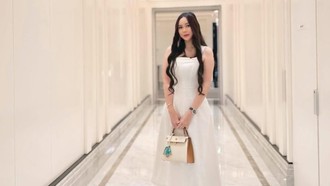 7 Gaya Chic Aura Kasih, Pakai Koleksi Tas Chanel hingga Hermes