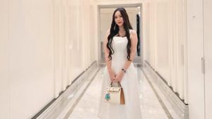 7 Gaya Chic Aura Kasih, Pakai Koleksi Tas Chanel hingga Hermes