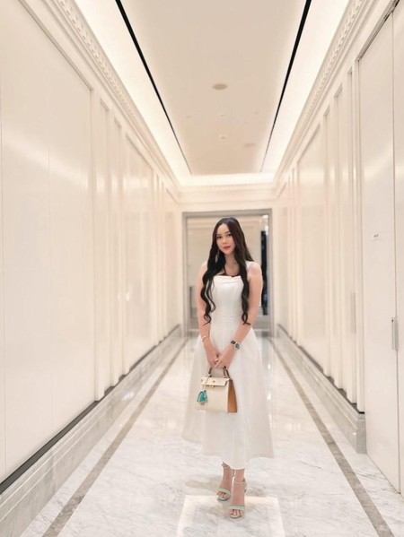 7 Gaya Chic Aura Kasih, Pakai Koleksi Tas Chanel hingga Hermes