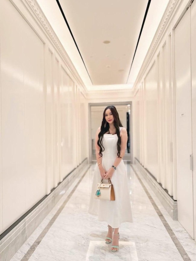 7 Gaya Chic Aura Kasih, Pakai Koleksi Tas Chanel hingga Hermes