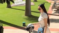 Aura Kasih terseret dalam masalah rumah tangga Ridwan Kamil. Lewat kuasa hukumnya, Aura Kasih membantah tuduhan adanya hubungan spesial dengan suami Atalia Praratya itu. Namun, netizen masih terus penasaran dan terus bertanya-tanya soal kebenaran hubungan Aura Kasih dan Ridwan Kamil. Foto: Instagram/@aurakasih