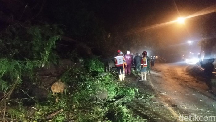 Longsor di Jalan Bandung-Sumedang, Lalu Lintas Tersendat