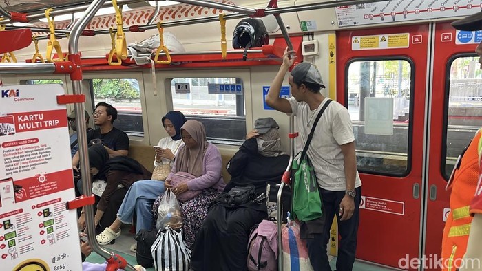 Suasana KRL Jogja-Palur dari Stasiun Balapan Solo, Kamis (25/12/2025).
