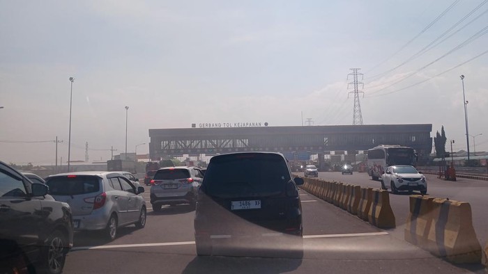 Libur Natal, Gerbang Tol Kejapanan Padat Kendaraan ke Arah Malang