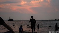 Menjelang sore, wisatawan mulai berkumpul untuk menikmati matahari terbenam, salah satu momen paling dinantikan di Pantai Ancol. Libur Natal di Pantai Ancol menjadi bukti bahwa destinasi dalam kota tetap bisa menawarkan pengalaman liburan keluarga yang lengkap dan terjangkau.