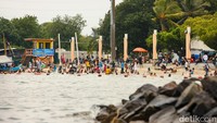 Wisatawan mengisi libur Natal di Pantai Ancol, Jakarta, Kamis (25/12/2025). Pantai Ancol masih menjadi pilihan warga Jakarta dan sekitarnya untuk menghabiskan waktu liburan bersama keluarga. Foto: Najmi Dhiaulhaq/detikFoto