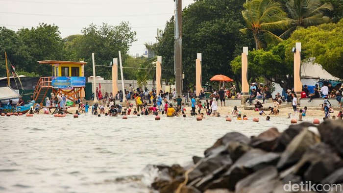 Libur Natal, Pantai Ancol Jadi Ruang Main Keluarga Pada 25 Desember 2025, keluarga memilih Pantai Ancol untuk berlibur. Tak terlalu padat, pengunjung menikmati pantai, permainan air, hingga senja.
