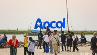 Keluarga menghabiskan libur Natal di Pantai Ancol, Jakarta, Rabu (25/12/2025). Kawasan ini menjadi pilihan liburan murah meriah tanpa harus keluar kota.