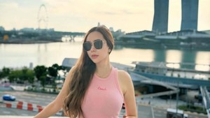 Apa pun isu yang datang, Aura Kasih tetap berdiri di tengah lampu sorot, kuat dan penuh percaya diri. Foto: Instagram Aura Kasih