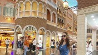 Bner2 yeee, komentar Teuku Dewi. cuman gak di ajak ke paris doang kan ya, kata Dinar Candy. Lisa bener bener ya, curiga di beliin nya bareng, buy one get one, imbuh akun lainnya. Foto: Instagram Aura Kasih