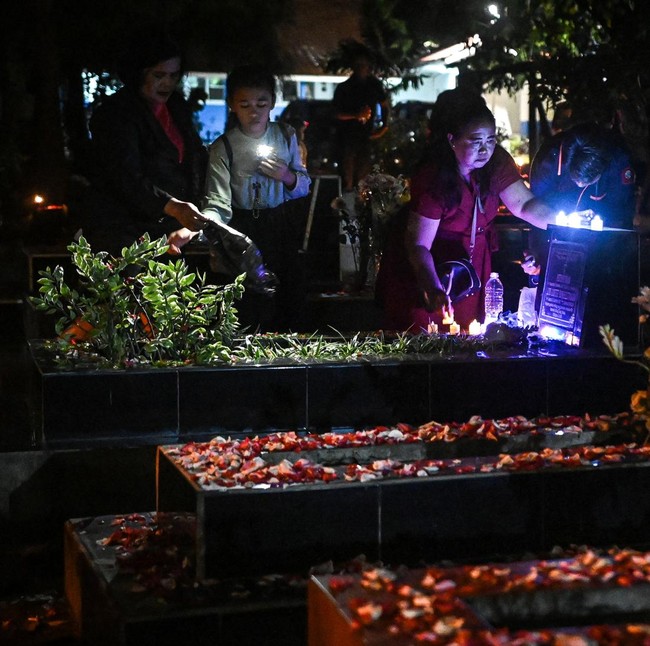 Malam Natal, Keturunan Portugis Kampung Tugu Ziarahi Makam Leluhur