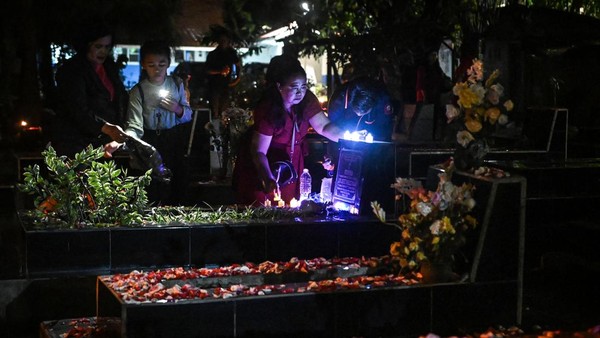 Malam Natal, Keturunan Portugis Kampung Tugu Ziarahi Makam Leluhur