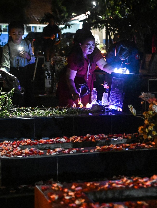 Malam Natal, Keturunan Portugis Kampung Tugu Ziarahi Makam Leluhur