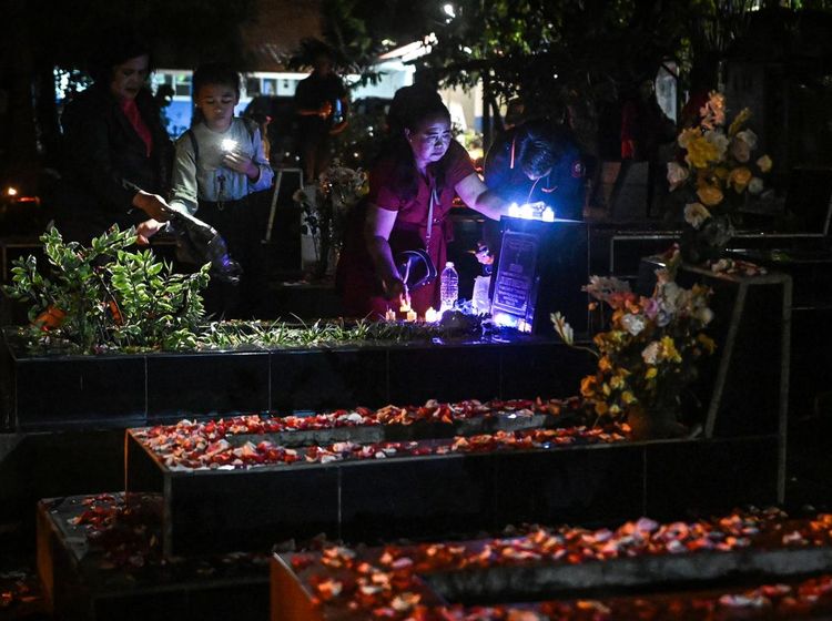 Malam Natal, Keturunan Portugis Kampung Tugu Ziarahi Makam Leluhur