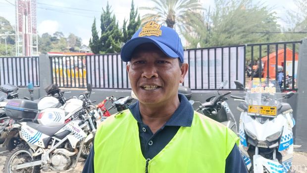 Mang Apip merupakan satu dari 60 warga yang bergabung menjadi supeltas atau 'joki jalur' bersiaga di Jalur Puncak, Bogor. (Rizky AM/detikcom)