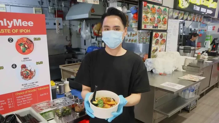 Tak Lagi ‘Terbang’, Mantan Pramugara Ini Lebih Pilih Jualan Mie Kari