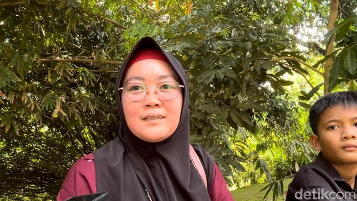 Manfaatkan Libur Natal, Warga Cirebon Ajak Anak Wisata Perdana ke Ragunan