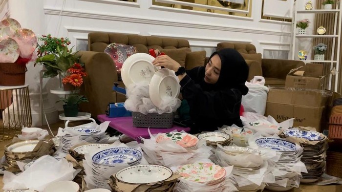 Melihat pelaku UMKM Palembang membuat hampers keramik