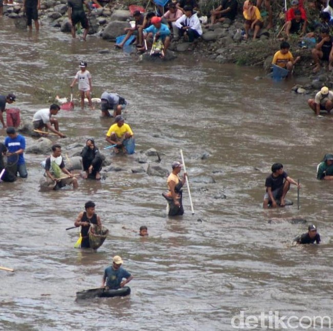 Tradisi  Asatan Tangkap Ikan di Bendungan Sampean Baru Bondowoso