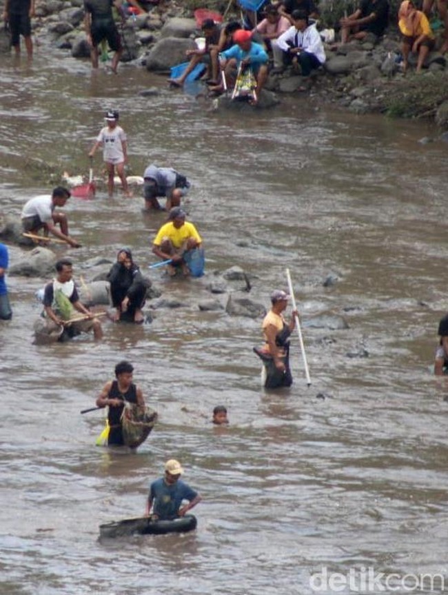 Tradisi  Asatan Tangkap Ikan di Bendungan Sampean Baru Bondowoso