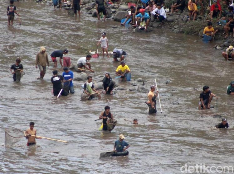 Tradisi  Asatan Tangkap Ikan di Bendungan Sampean Baru Bondowoso