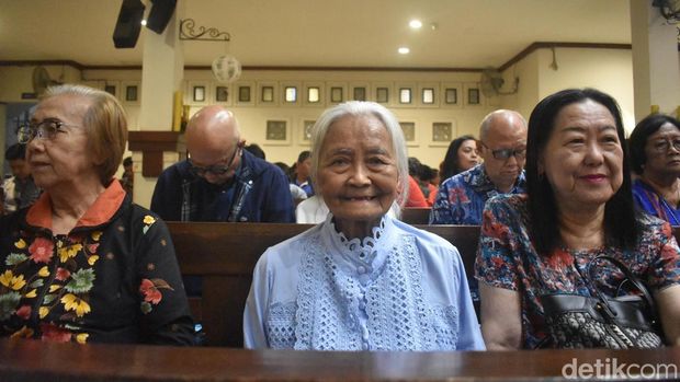 Misa Natal di Surabaya Ati Nusanto bersalaman dengan Gubernur Jatim Khofifah di Gereja Santa Maria Tak Bercela sebelum misa Natal