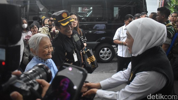 Cerita Ati Nusanto Tunggu Momen Salaman dengan Khofifah Sebelum Misa