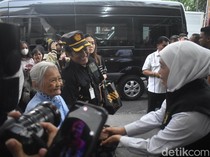 Cerita Ati Nusanto Tunggu Momen Salaman dengan Khofifah Sebelum Misa