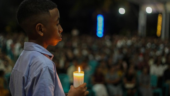 Jemaat mengikuti ibadah malam Kudus di Gereja GKI Efrata Wosi Manokwari, Papua Barat, Rabu (24/12/2025). Ibadah malam Kudus 2025 tersebut diikuti ratusan umat kristiani dengan mengusung tema Penggenapan nubuat tentang kelahiran Mesias. ANTARA FOTO/Chairil Indra/sgd
