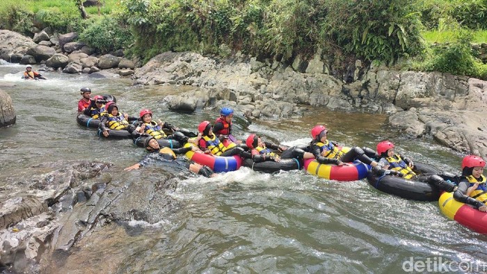 Objek Wisata Alam Cadas Ngampar di Desa Gunungsari, Kecamatan Sadananya, Kabupaten Ciamis