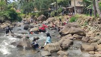  Aliran Sungai Cileueur yang jernih dan berarus cukup deras menjadi daya tarik utama wisatawan untuk berenang dan bermain air.