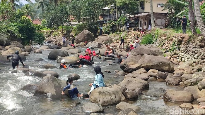 Objek Wisata Alam Cadas Ngampar di Desa Gunungsari, Kecamatan Sadananya, Kabupaten Ciamis