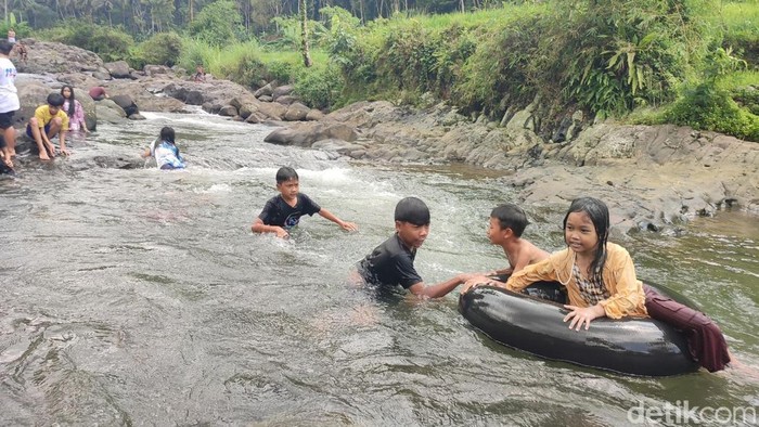 Objek Wisata Alam Cadas Ngampar di Desa Gunungsari, Kecamatan Sadananya, Kabupaten Ciamis