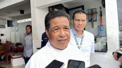 Pastor Paroki Katedral Denpasar, Casius Yoseph Wora SVD, saat ditemui di Gereja Katedral Denpasar, Kamis (25/12/2025). (Rizki Setyo/detikBali)