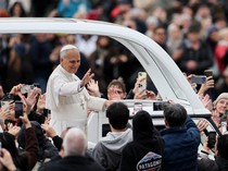 Paus Leo XIV Sampaikan Pesan Damai Hari Natal dari Vatikan