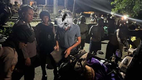 PBE, WN Prancis pencuri guci tanah liat wadah tirta di kuburan Desa Suana, Kecamatan Nusa Penida, Klungkung, Bali, saat dimediasi, Rabu (24/12/2025). (Dok. Polsek Nusa Penida)