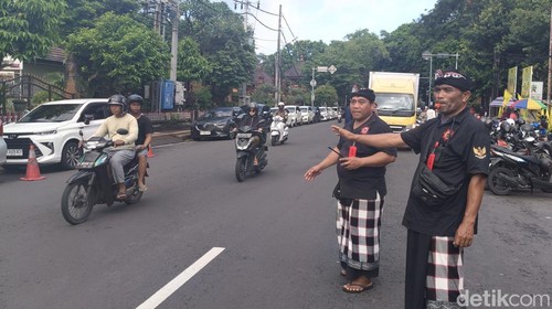 Pecalang Banjar Abasan saat terlibat dalam mengamankan ibadah Natal di GPIB Maranatha, Denpasar, Bali pada Kamis (25/12/2025).