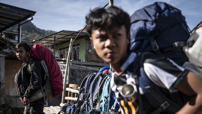 Sejumlah pendaki bersiap melakukan pendakian ke Gunung Merbabu melalui jalur Dusun Thekelan di Desa Batur, Getasan, Kabupaten Semarang, Jawa Tengah, Kamis (25/12/2025). Menurut pengelola jalur pendakian setempat, jumlah pendaki yang biasanya berkisar 60 orang per hari mengalami peningkatan menjadi sekitar 100 orang per hari pada musim libur panjang Natal 2025 dan Tahun Baru 2026. ANTARA FOTO/Aprillio Akbar