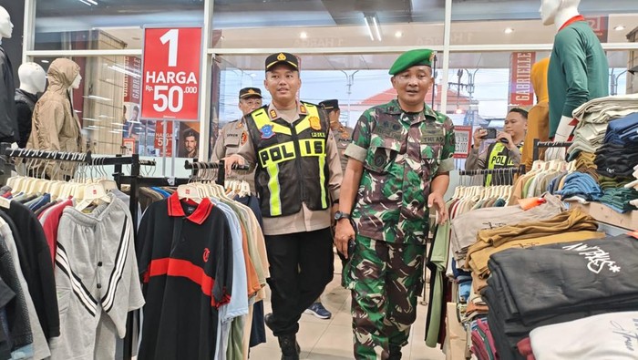 Polisi dan TNI di Krian Sidoarjo patroli di pusat perbelanjaan saat Natal dan Tahun Baru 2026