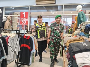 Polisi dan TNI Sidoarjo Patroli Bareng di Pusat Perbelanjaan Saat Natal
