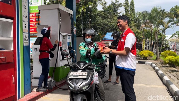 Kejutan Natal di SPBU Medan, Pengendara Dapat Hampers Gratis dari Pertamina