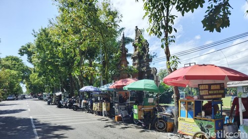 Deretan PKL yang mangkal di pinggir jalan Lapangan Dauhwaru, Kabupaten Jembrana, Kamis (25/12/2035).